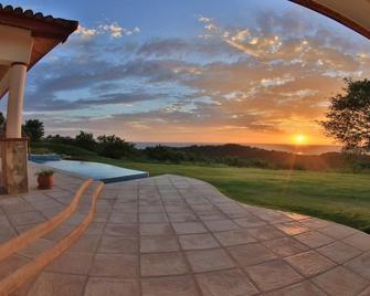 Shared homestay at Hacienda Vista del Mar, Rancho Santana with private bathroom. - Popoyo - Pool