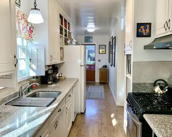 \'Starfish Bungalow\' Steps to the Ocean & Main St. Relax & make memories in SB. - Seal Beach - Kitchen