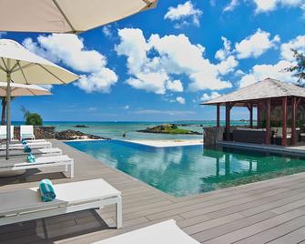 Bon Azur Beachfront Suites and Penthouses by Lov - Пуант Окс Піман - Басейн
