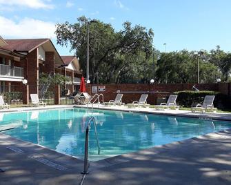 佛羅里達州坦帕華美達酒店 - 坦帕 - 坦帕 - 游泳池