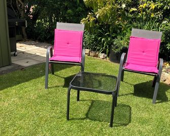 Modern cabin at beautiful Pohara Beach - Pohara - Patio