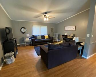 Stay On Beautiful Mowbray Mountain- Hiking, Kayaking, Golf, Rock Climbing - Soddy Daisy - Living room