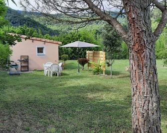 Small cottage of 20 m2 with large garden private and secure parking - Millau - Innenhof