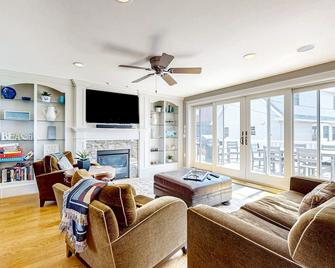 Upscale home with beautiful ocean views - across the street from the beach - Cape Neddick - Living room