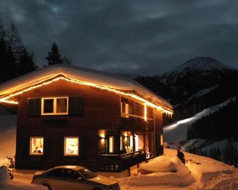 Beautiful and very luxurious chalet in walking and skiing area Innerkrems - Innerkrems - Building