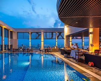 Altara Suites Da Nang By Ahg - Da Nang - Piscina