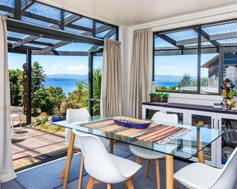 'Te Hokinga' - Whareroa Classic Kiwi Bach Escape - Kuratau - Sala de jantar