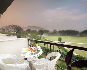Treehouse Sunrise Resort & Caravan Park Neemrana - Neemrana - Balcón
