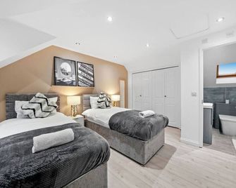 Luxury House with Pool Table, Sky TV, Netflix, Fast Wifi, Garden & Free Parking by Yoko Property - Milton Keynes - Bedroom