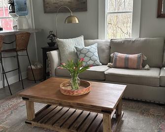 Peaceful Cottage Retreat Near Nashville! - Ashland City - Sala de estar