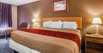 Econo Lodge Inn & Suites - Jackson - Bedroom