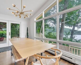 Lakeside Oasis with Hot Tub; 5 min to Ski Mountain! - New Hartford - Dining room