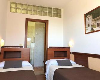 Hotel Signa - פרוג'ה - חדר שינה