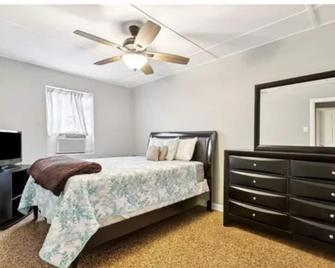 Superhost 2-bedroom gated condo. 1 block from French Quarter. Parking available - نيو اورليانز - غرفة نوم