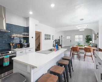 Ogden Base Camp: Spacious 5-Bedroom House with 3 Bathrooms in a Tranquil Neighborhood - Ogden