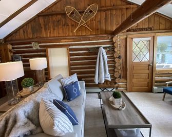 Burt Lake waterfront - huge dock, fire pit and incredible views - Indian River - Living room