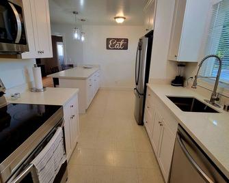 Spacious Downtown Martinez Home -2b/1ba - Martinez - Kitchen