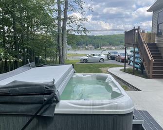 Treasure Lake 5 Br Beach House With Hot Tub; Direct Access To Beach & Playground - DuBois - Pool