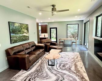 Brand new completed June 2025 with Hot tub and River - Marion - Sala de estar