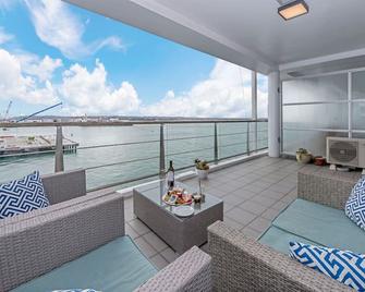 QV Elegant Modern Apt with Water View - 982 - Auckland - Balcón