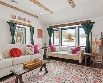 Stone Cottage With Cattle Views, Wooded Trails, Lush Gardens, & Old World Charm. - Richmond