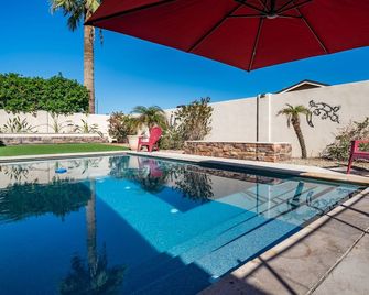 South Mountain Retreat - Free Heated Pool, Tesla outlet, RV Parking - 피닉스 - 수영장