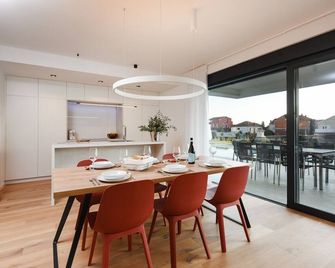 FUX Infinity LUXURY directly at the marina and near the old town of Zadar - Sukošan - Їдальня