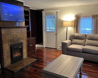 Howdy's Haven-Peaceful getaway in the Hocking Hills. 23 shared acres with host. - Logan - Вітальня