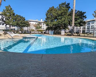 The Mid-Century Modern - Nassau Bay - Pool