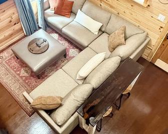 Tiny House with Fireplace, Tub & Shower Near Milledgeville Colleges - Milledgeville - Obývací pokoj