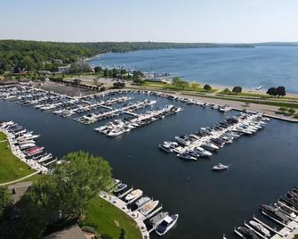 Classic Lake House just a few blocks to Abbey, Lakefront, Restuarants, & Beach - Fontana-On-Geneva Lake - Outdoors view
