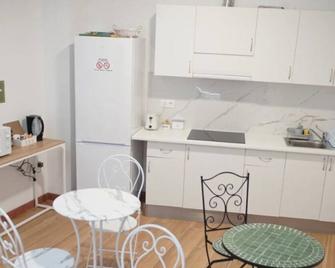 Aiora Hostel - Valencia - Kitchen