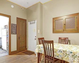 Charming Upstairs Apartment in The Center of Town - Litchfield - Dining room