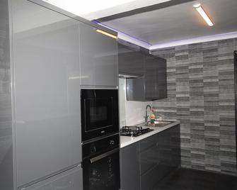 Family Holiday Home with Hot Tub & Sauna Sleeps 8 - Brighton - Cocina