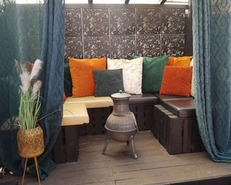 2 Bed House - Sleeps 4 - Pets - Garden - Parking - Bolton