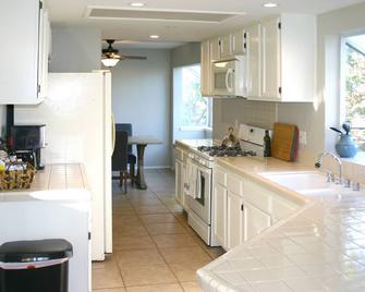 Oceanside Beach Condo. Walk To Beach! - Oceanside - Kitchen