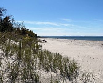 Beachfront Cottage In Wasaga Beach - Sandpiper Beach Resort - Cottage # 1 - Wasaga Beach - Strand