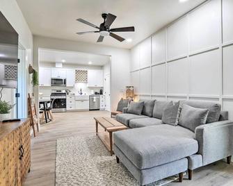 Boho-Chic Folsom Retreat Walkable Location! - Folsom - Wohnzimmer