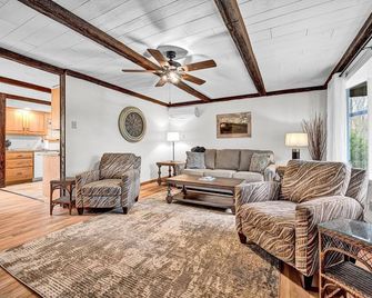 The Hawk's Nest: 2-bedroom house. Hike to Hawk Mountain /Appalachian/Kempton, PA - Kempton - Living room