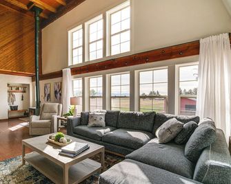Mtn & Golf Course View: Oregon Outback Getaway! - Lakeview - Obývací pokoj