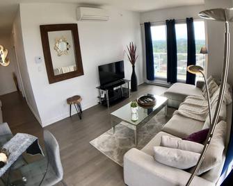 Stunning Penthouse Top Floor 2 Bedrooms With Breath Taking View Over Montreal / Laval - Montreal - Living room
