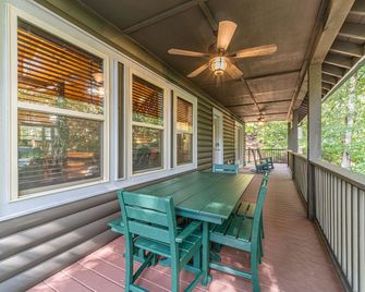 Secluded Luxury Mountain Cabin with Game Room & Hot Tub near Helen, Cleveland GA - Cornelia - Balkon