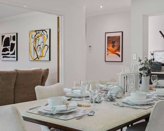 4BSpacious Cozy Family Entertained home at Parkinson - Browns Plains - Dining room