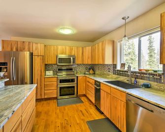 Hillside Anchorage Home by Hiking & Biking Trails! - Anchorage - Cocina