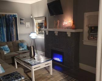 \'Better Days\' Inn / Comfortable 3br 1 Ba / Pet and Kid Friendly / Near Downtown - Claremont - Living room