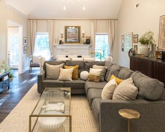 Sink into the Luxe Corner Tub at an Upscale, Spacious Home - Jonesboro - Living room