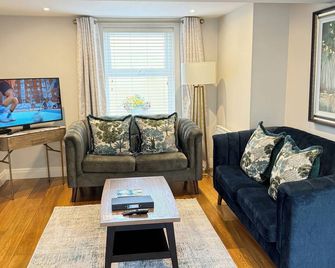 Cosy Town House - 3 minute walk to town centre with free parking and wifi sleeps 6 - Killarney - Living room