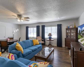 Easy walk 5 blocks to downtown dining & shopping. 2 BR, 2 Bath, POOL - Mount Dora - Living room