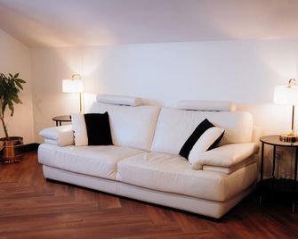 Modern & Cozy Private Loft outside Woodstock ON - Вудсток - Вітальня