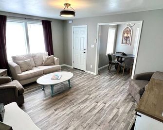 Newly renovated in in downtown Yreka, near hospital - Yreka - Obývací pokoj